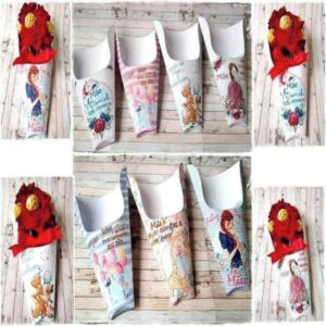 Várias embalagens de papel decoradas com ilustrações temáticas e flores vermelhas no topo.