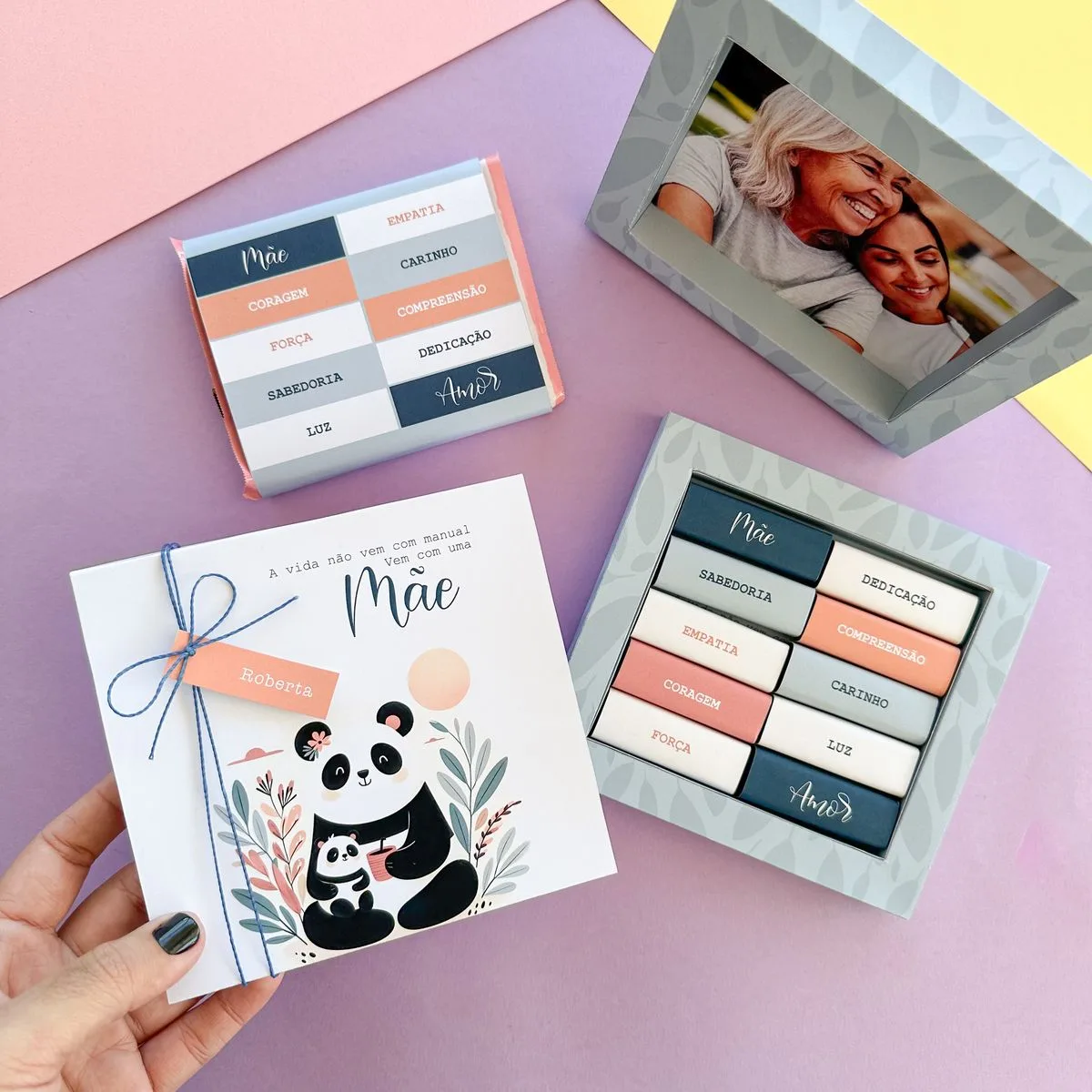 Arquivo de Corte Porta Retrato Dia das Mães + Molde Liso 3 Caixa personalizada ilustrada com panda abraçando filhote e pequenos blocos coloridos escritos.