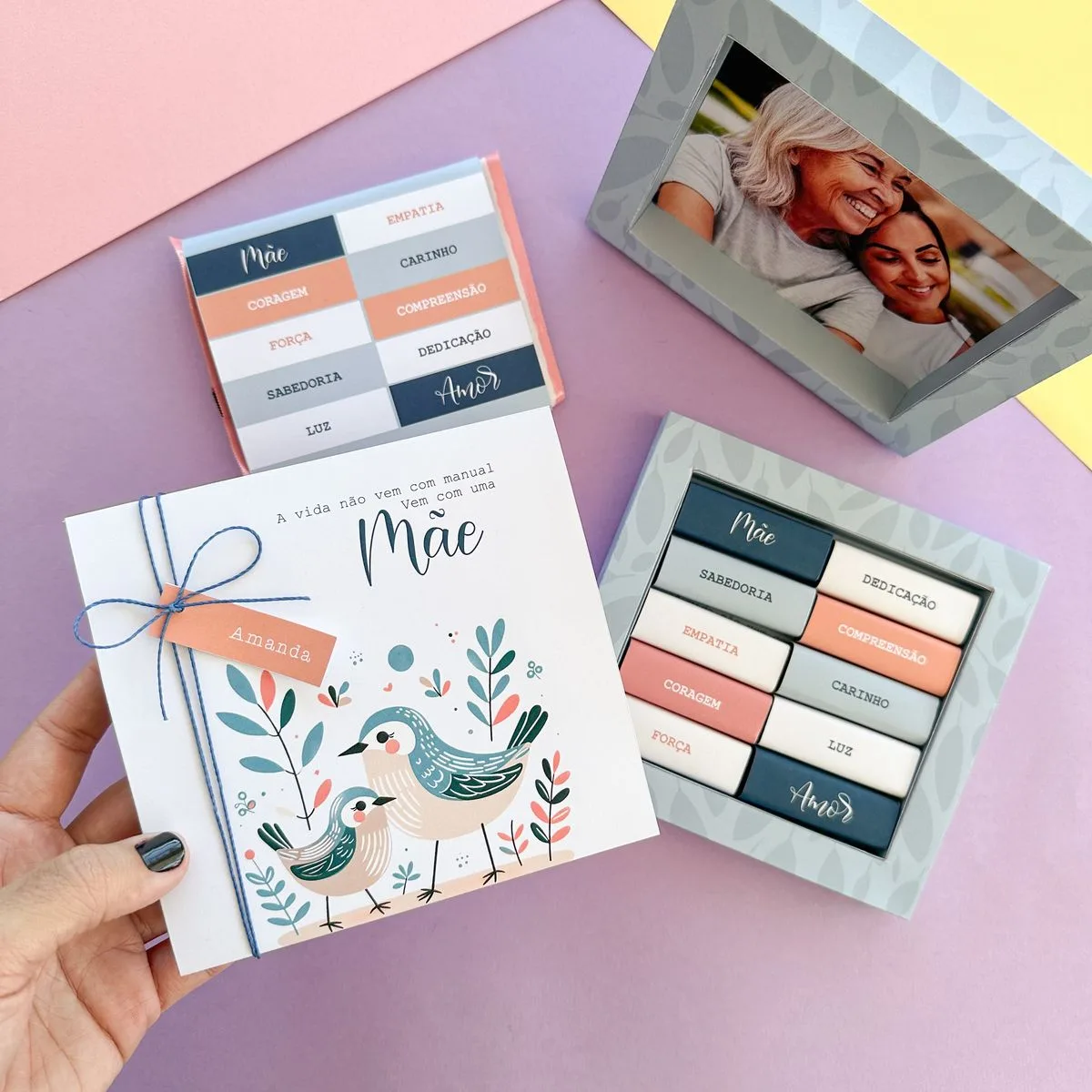 Arquivo de Corte Porta Retrato Dia das Mães + Molde Liso 2 Caixa personalizada ilustrada com passarinhos e doces com palavras afetuosas impressas.