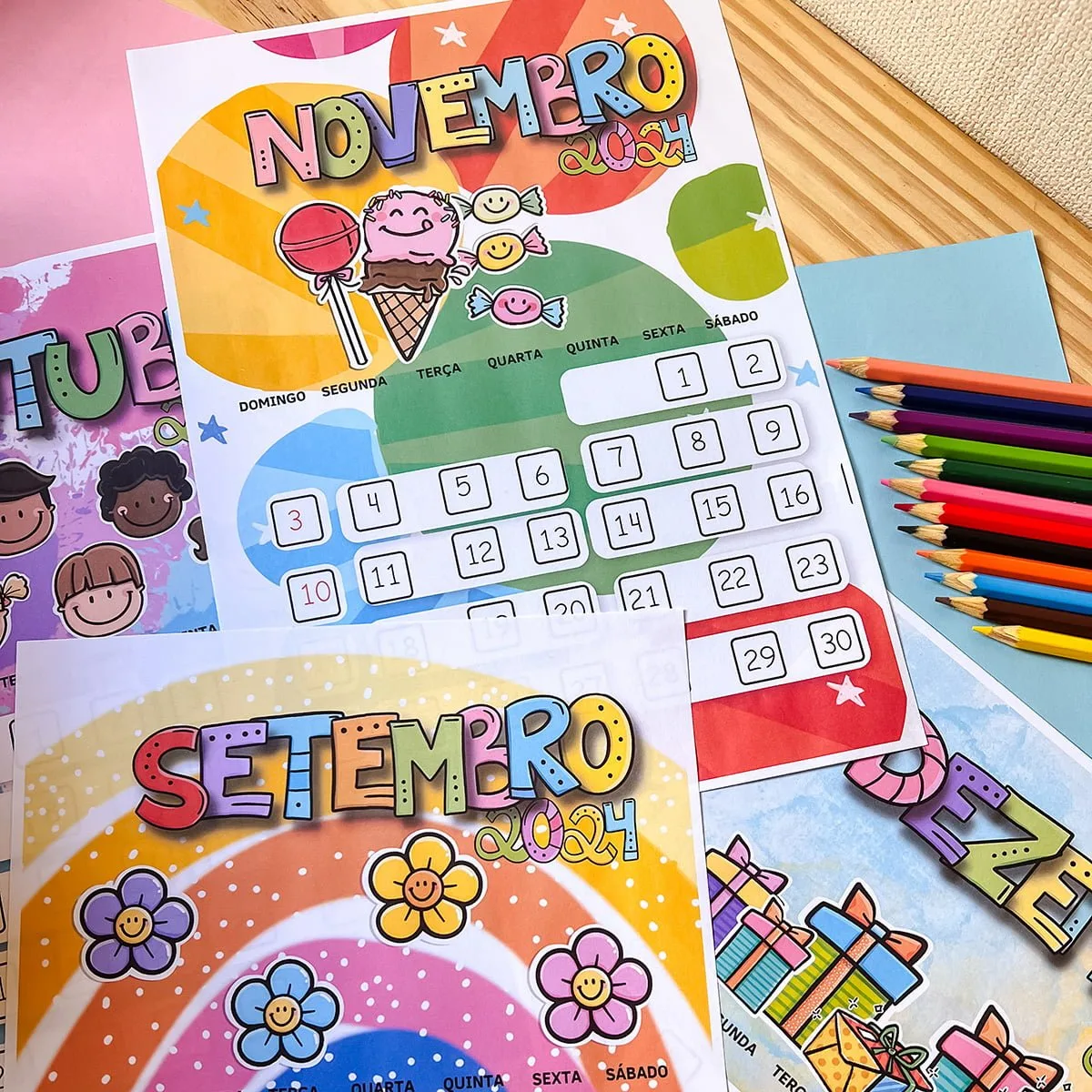 Arquivo Digital Calendário Fofo Infantil 2024 em Pdf 2 Folhas de calendário ilustradas e coloridas sobre uma mesa com lápis de cor.