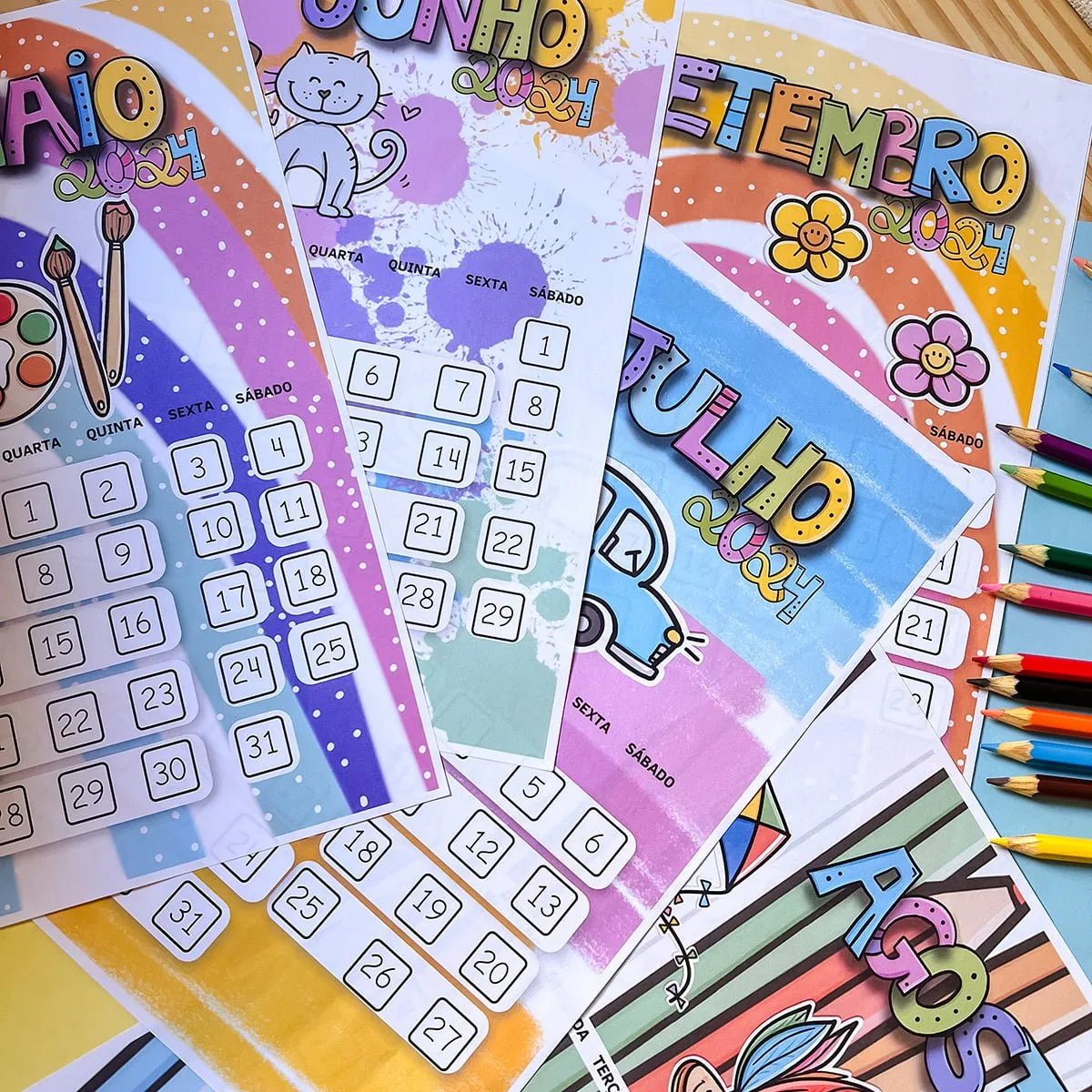 Arquivo Digital Calendário Fofo Infantil 2024 em Pdf 6 Várias folhas de calendário coloridas espalhadas sobre uma superfície com lápis de cor.