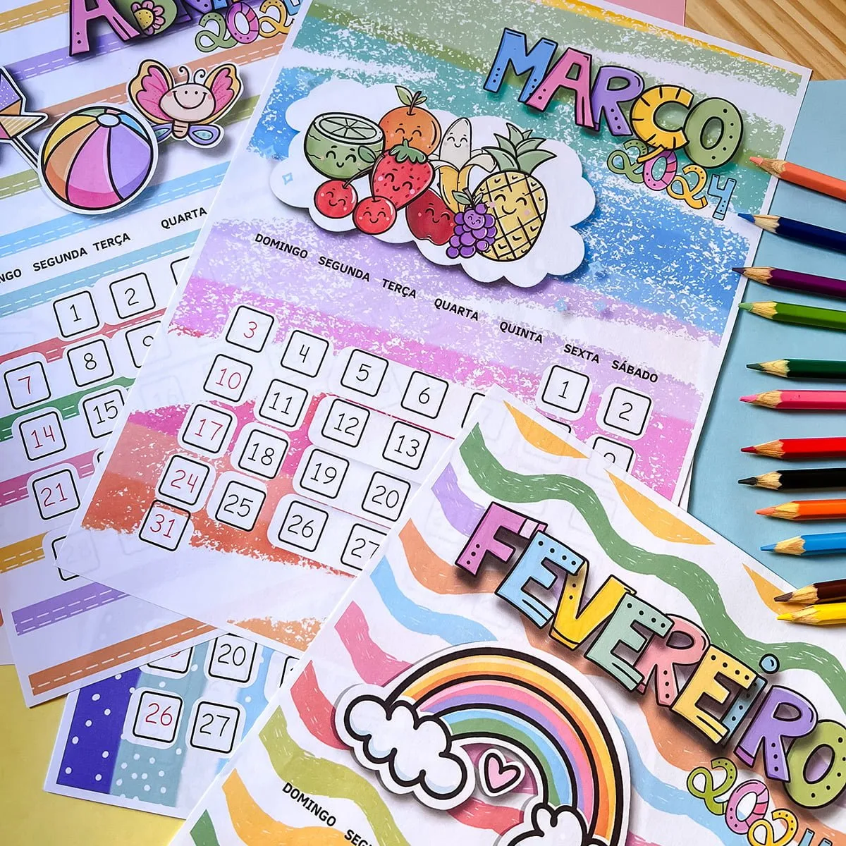 Arquivo Digital Calendário Fofo Infantil 2024 em Pdf 5 Folhas de calendário ilustradas com desenhos de frutas e arco-íris sobre mesa colorida.
