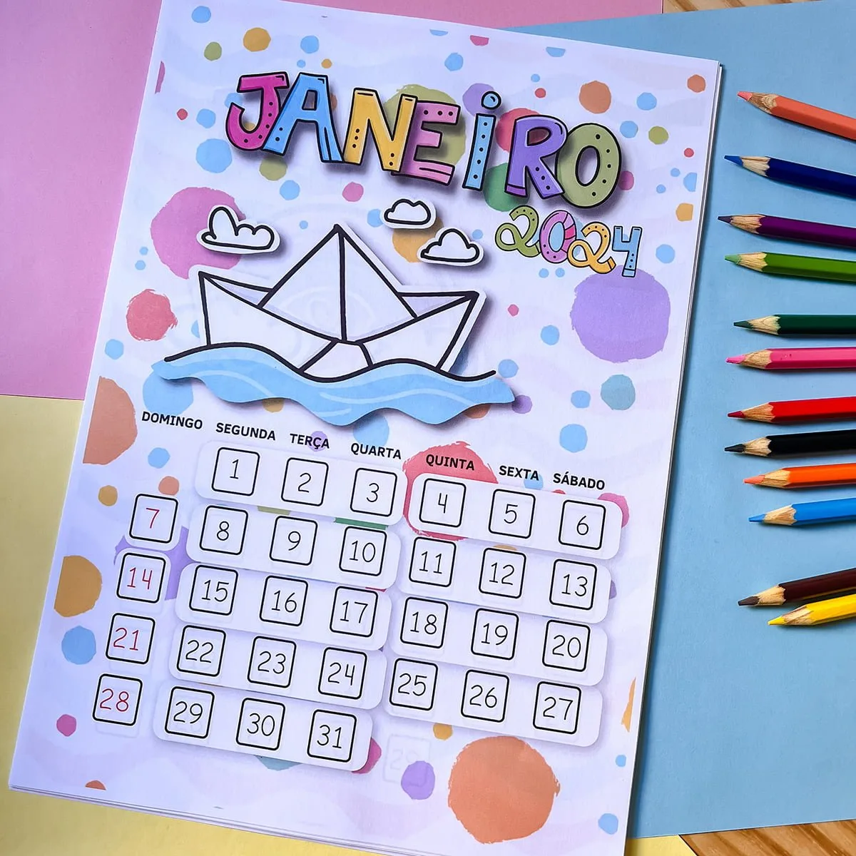 Arquivo Digital Calendário Fofo Infantil 2024 em Pdf 3 Folha de calendário ilustrada com barco de papel e lápis de cor ao lado.