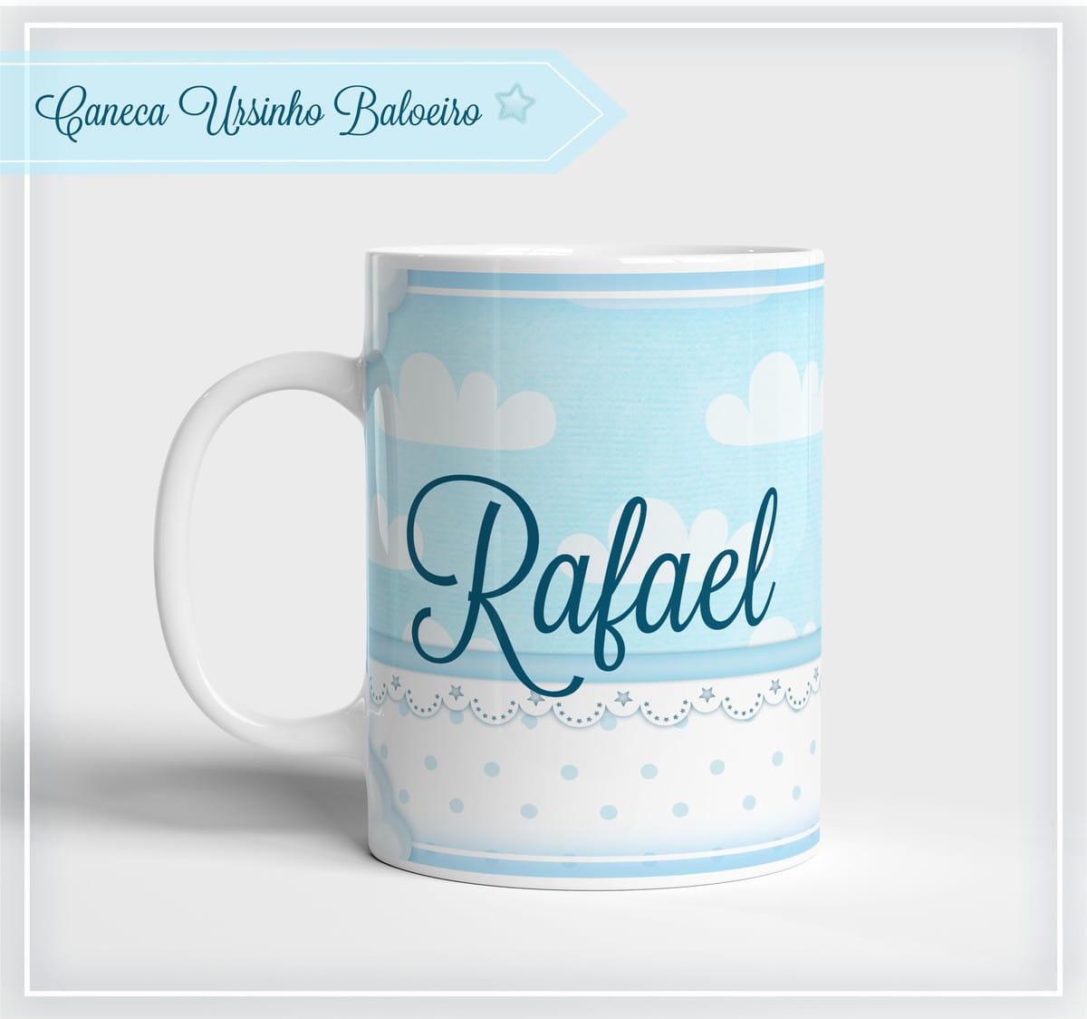 Arquivo Digital Caneca Ursinho Baloeiro para Festa Infantil 2 Caneca branca personalizada com estampa azul de nuvens, poá e nome em letra cursiva.