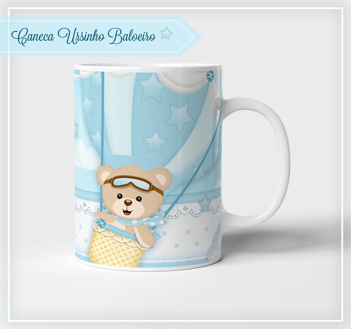 Arquivo Digital Caneca Ursinho Baloeiro para Festa Infantil 1 Caneca branca estampada com ursinho em balão de ar quente azul com estrelas.