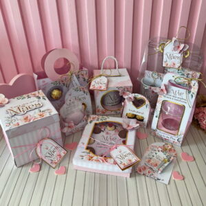 Uma variedade de caixas e sacolas de presente rosa e branco com tema floral.
