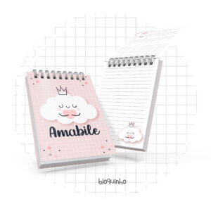 Dois pequenos cadernos de espiral com capa rosa decorada com nuvem e coroas.