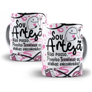 Duas canecas brancas com ilustrações de artesanato em tons de rosa e preto.