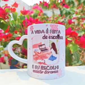 Caneca branca com alça em formato de coração e estampa ilustrada com texto em português