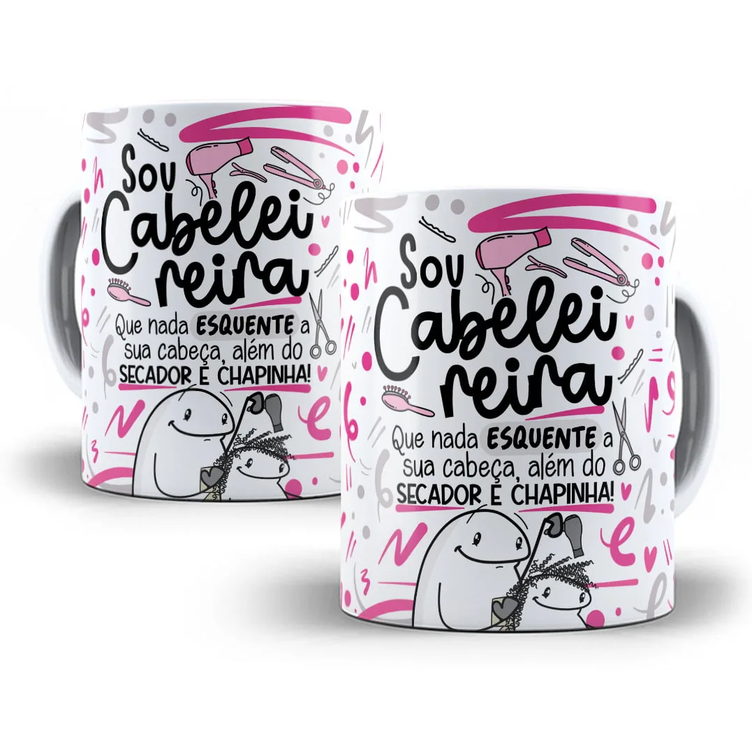 Duas canecas brancas estampadas com ilustrações de desenhos animados e frases em português.