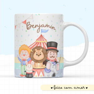Caneca branca com ilustração colorida de circo, mais banner inferior 'feito com amor'.