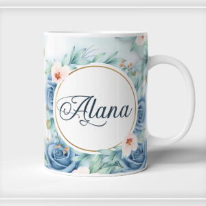 Caneca branca estampada com rosas azuis e nome em destaque dentro de círculo dourado.