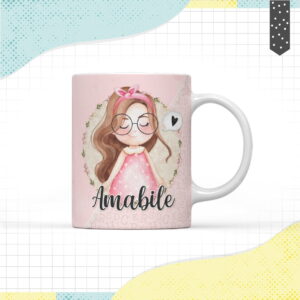 Caneca rosa estampada com ilustração de menina de óculos e cabelo castanho.
