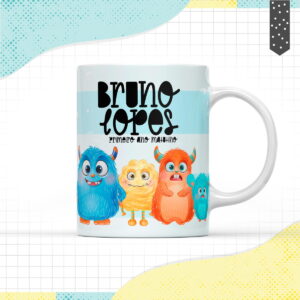 Design de caneca com listras horizontais azuis, monstros coloridos e texto decorativo.