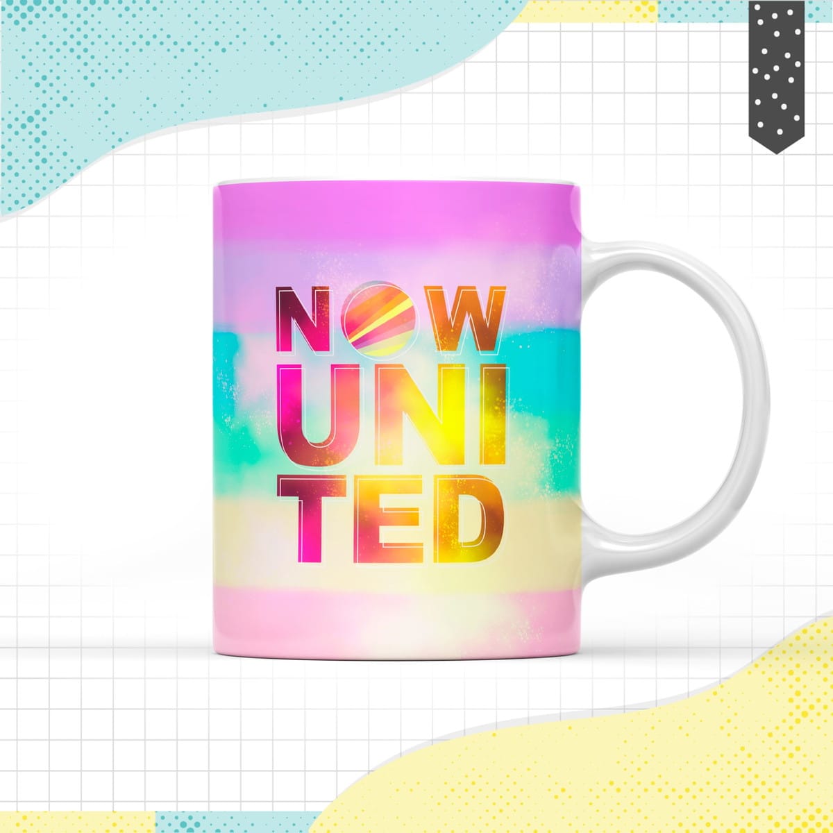 Arte Caneca Now United PNG para Sublimação 1 Caneca branca com design colorido de gradientes e letras vibrantes em um fundo digital.