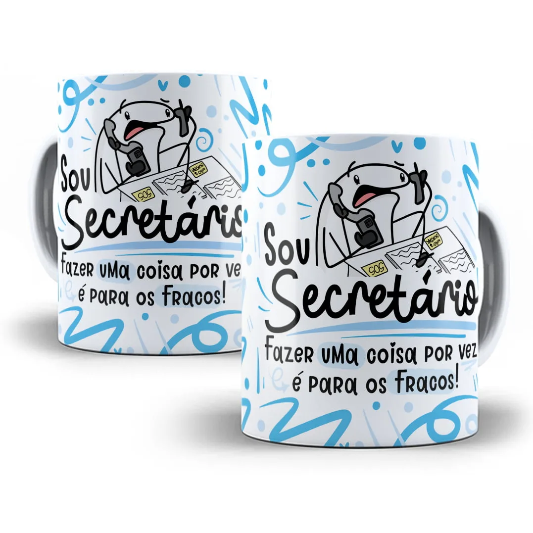 Duas canecas brancas estampadas com desenho de personagem e frases em português.