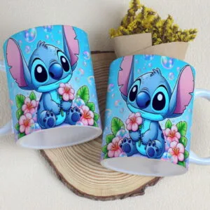 Arte Canecas Stitch - Arquivo Digital 8 Duas canecas brancas com estampa de personagem azul e flores em fundo azul.