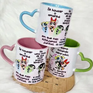 Arte Canecas Super Poderosas Amizade - Arquivo Digital 9 Três canecas decoradas com personagens infantis e mensagens sobre amizade e alças em formato coração.
