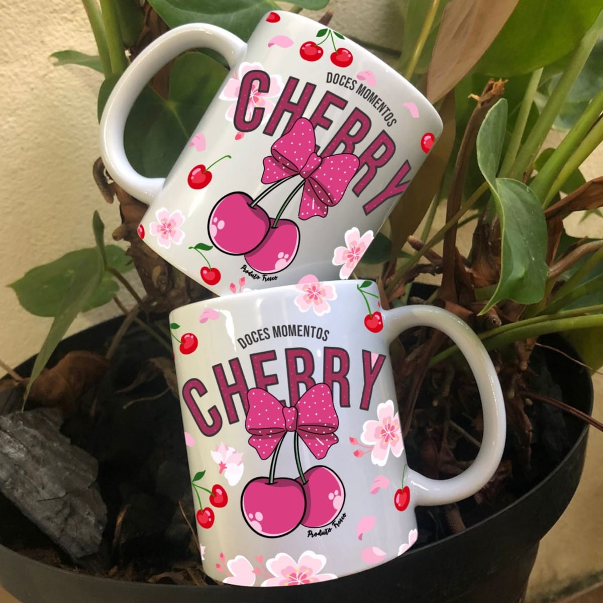 Arte Digital Caneca Cerejas PNG e Corel para Sublimação 4 Duas canecas brancas com estampa de cerejas e flores rosas, em um vaso de planta.