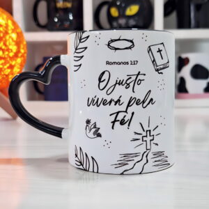 Caneca branca com alça de coração preta e arte religiosa.