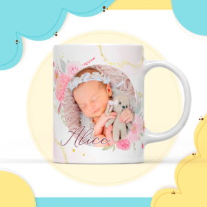Caneca branca com imagem de bebê dormindo, flores rosa, folhas e nome Alice.