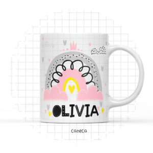 Caneca branca estampada com arco-íris, nuvens, corações e um nome escrito em preto.
