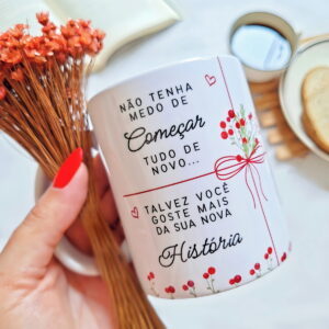 Caneca branca com frase motivacional "Não tenha medo de Começar tudo de novo...".