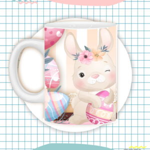 Caneca branca estampada com coelho fofo, flores e ovos de páscoa decorados.