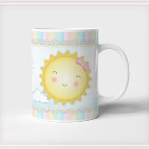Caneca branca estampada com desenho de sol sorridente e delicados detalhes em tons pastéis.