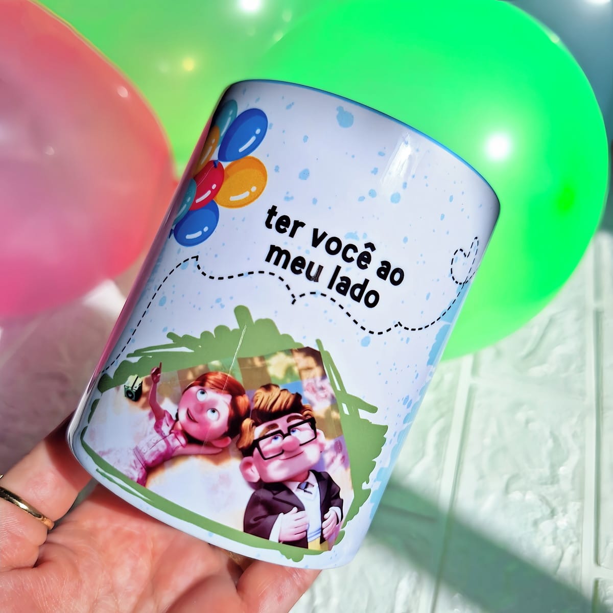 Arte Digital Caneca Up Altas Aventuras PNG do Carl e Ellie 2 Caneca branca com ilustração de personagens animados, balões coloridos e frase romântica.