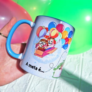 Caneca branca com alça azul e desenho de personagens em caixa voadora com balões.