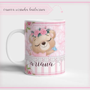 Caneca branca estampada com desenho de ursinha bailarina e flores em tons rosa.