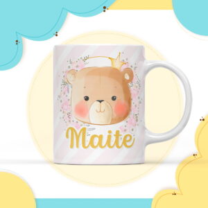 Caneca branca estampada com um urso fofo e coroa entre flores delicadas.