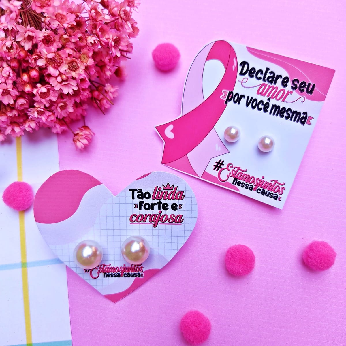 Arte Digital Outubro Rosa para Brincos em PNG e PDF 2 Dois cartões com brincos de pérola decorados com mensagens em fundo rosa claro.