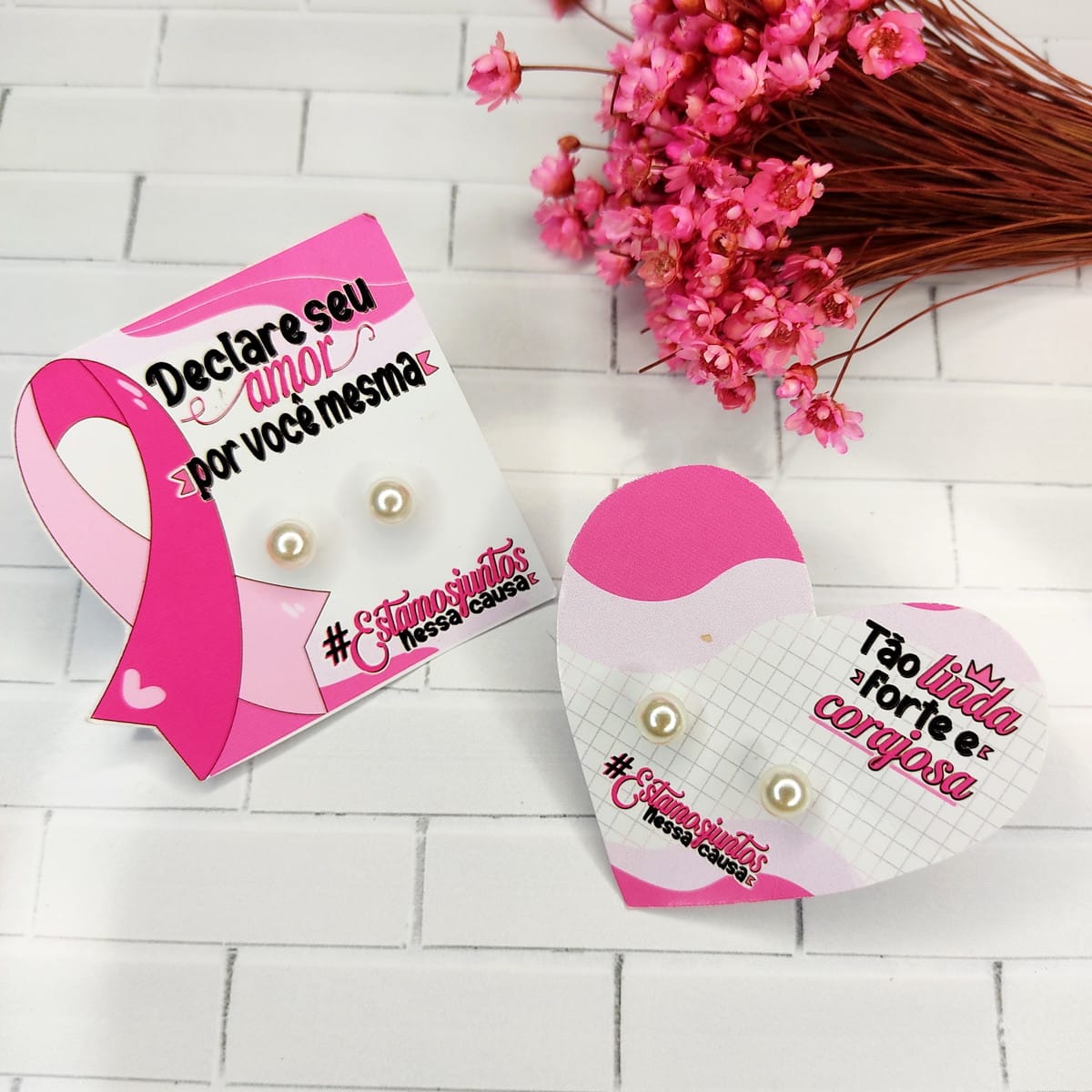 Arte Digital Outubro Rosa para Brincos em PNG e PDF 3 Dois cartões de papel com brincos de pérola e frases motivacionais cor de rosa.