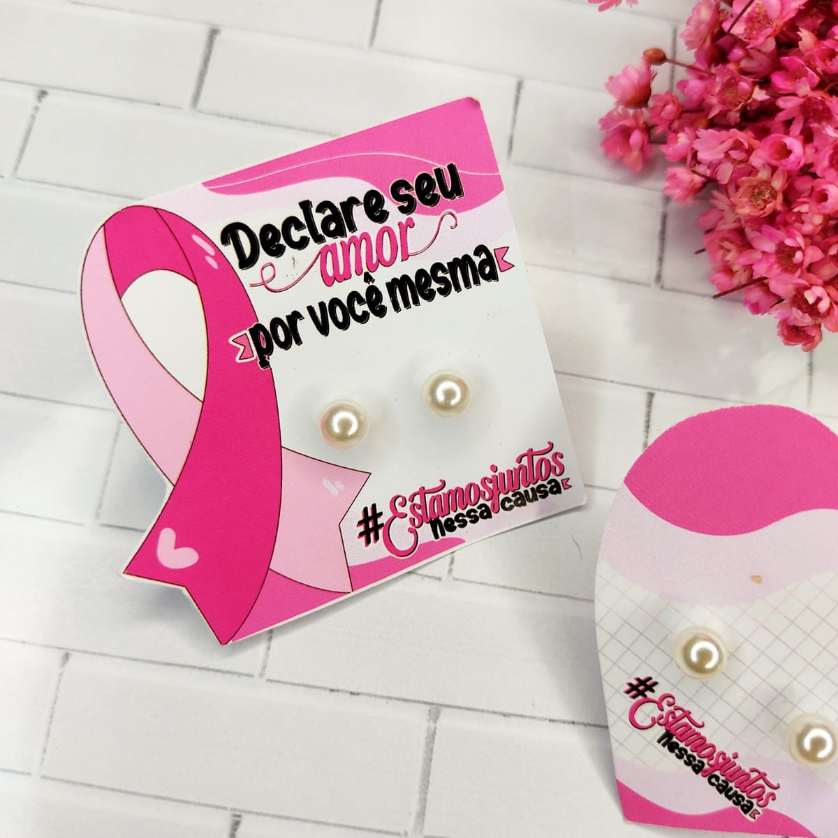 Arte Digital Outubro Rosa para Brincos em PNG e PDF 4 Cartões de brincos com laço rosa e frase em fundo branco com flores