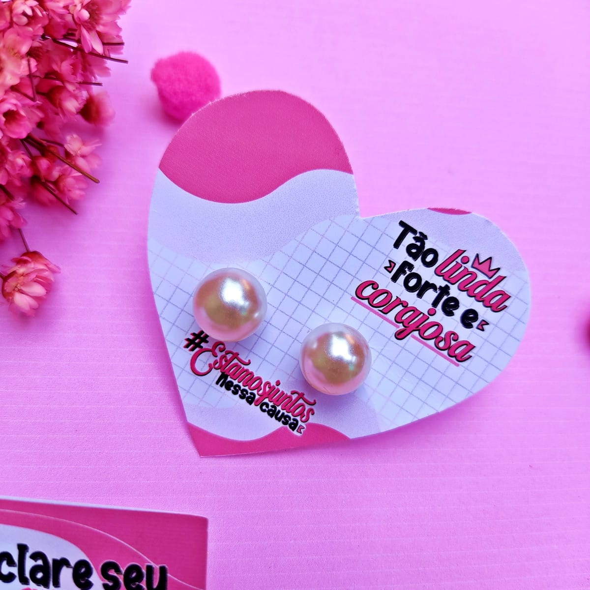 Arte Digital Outubro Rosa para Brincos em PNG e PDF 5 Brincos de pérola em suporte de papel em formato de coração rosa.