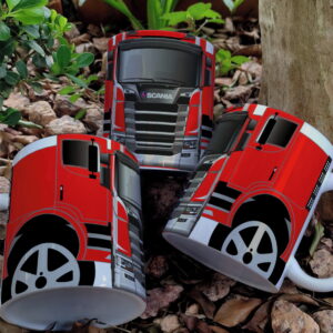 Três canecas brancas com arte digital de caminhão vermelho, dispostas em ambiente natural.