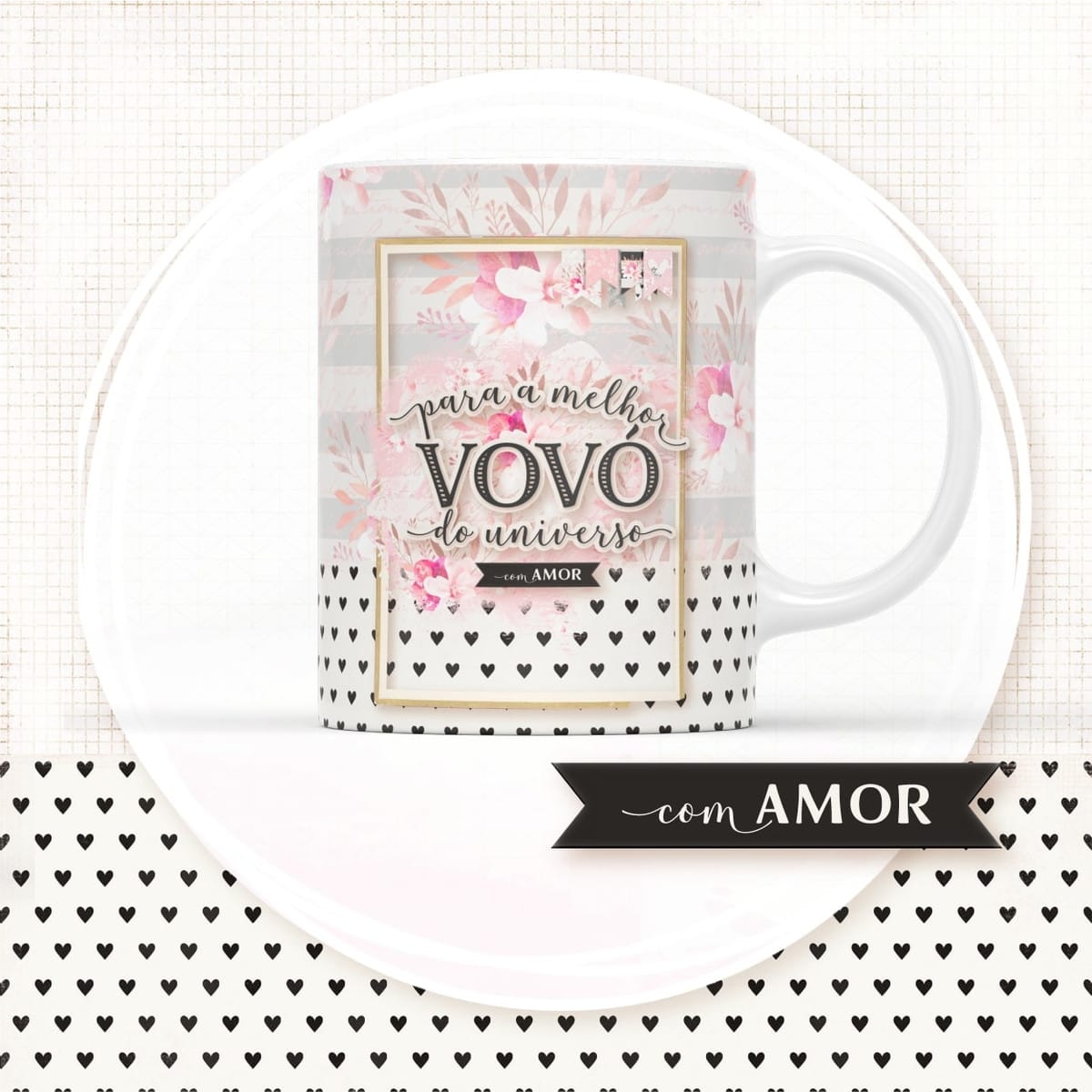Arte para Caneca Dia dos Avós com Vovó e Vovô em PNG 2 Caneca branca estampada com flores cor de rosa e corações pretos pequenos.