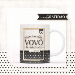 Caneca branca estampada com corações pretos e escrita decorativa em fundo quadriculado.