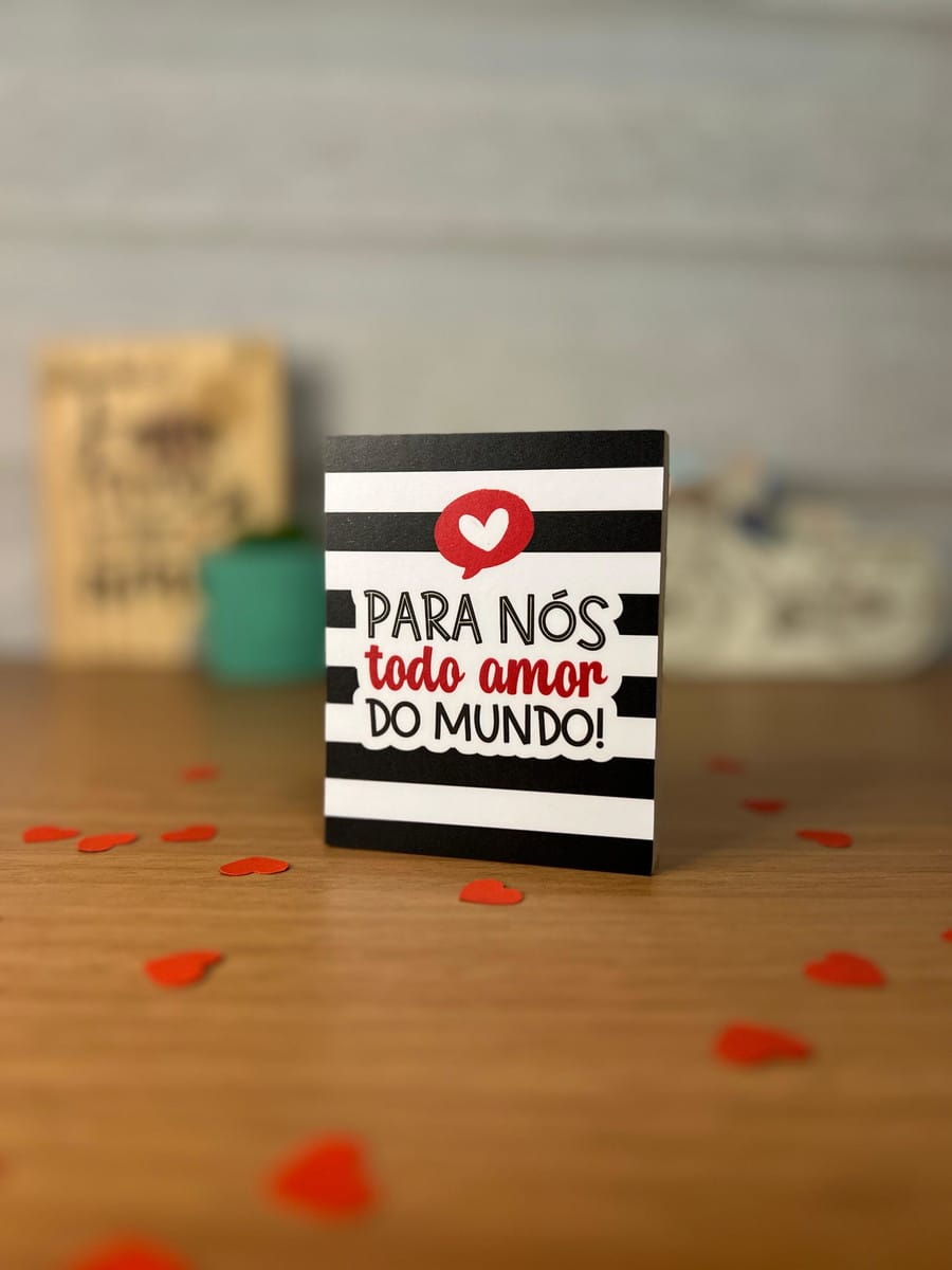 Arte Polaroid Namorados Canva com QR Code Spotify 2 Design com listras pretas e brancas, coração vermelho e frase de amor.