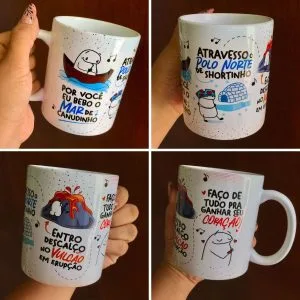 Arte Sublimação Caneca Por Você Eu Bebo O Mar De Canudinho 24 Quatro ângulos de uma caneca branca estampada com ilustrações e frases.