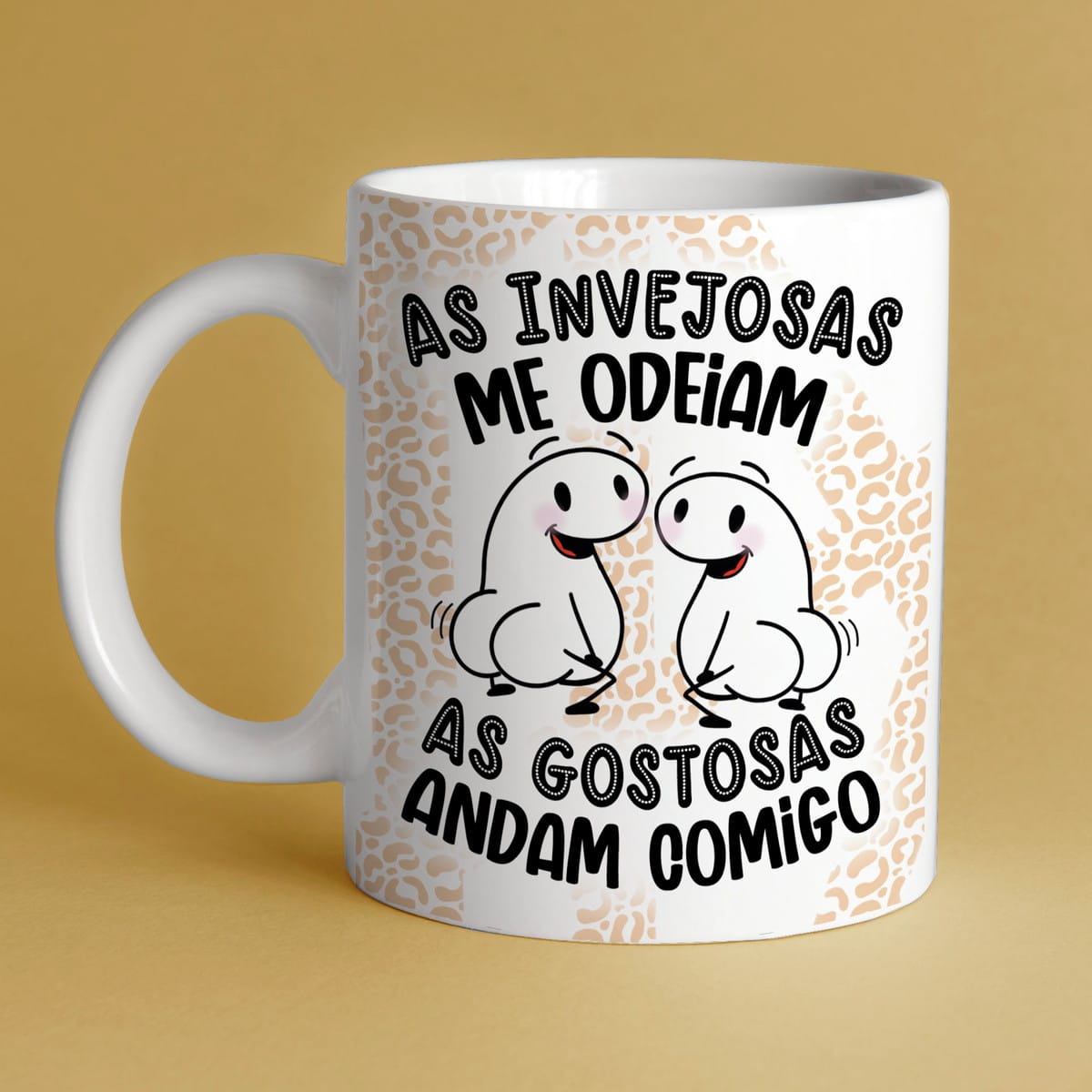 Artes Caneca Flork Amigas em PNG e PDF para Personalizar 2 Caneca branca estampada com desenho engraçado e texto em português em fundo bege.
