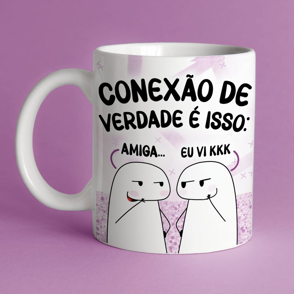 Artes Caneca Flork Amigas em PNG e PDF para Personalizar 3 Caneca branca estampada com desenho de dois personagens e frase em português.