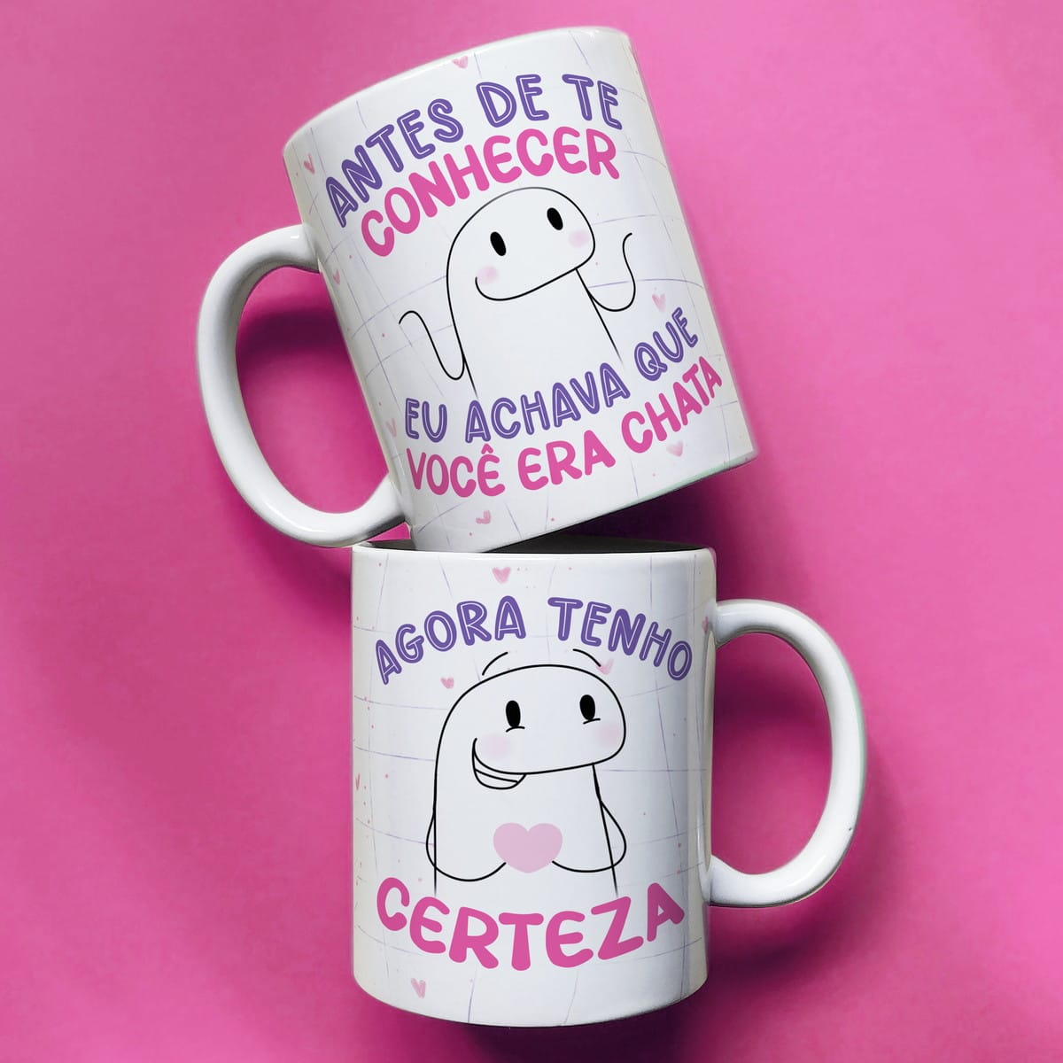 Artes Caneca Flork Amigas em PNG e PDF para Personalizar 5 Duas canecas brancas com estampas de personagens engraçados e frases em fundo rosa