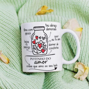 Design 'Potinho do Amor' com frases românticas em caneca sobre cobertor verde.