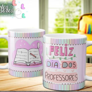 Duas canecas brancas estampadas com tema escolar sobre uma mesa de madeira.
