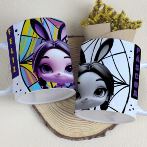 Duas canecas estampadas com personagens infantis e orelhas de coelho sobre base de madeira