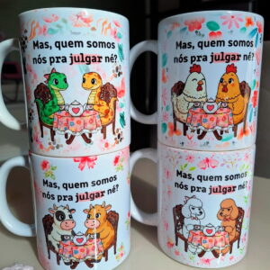 6 Artes Digitais para Sublimação em Canecas Tema Amizade 61 Quatro canecas brancas exibindo designs de animais em pares tomando chá.