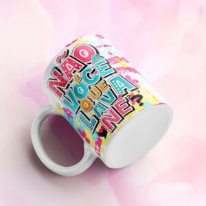 Caneca branca com arte digital vibrante e colorida, exibindo letras estilizadas.